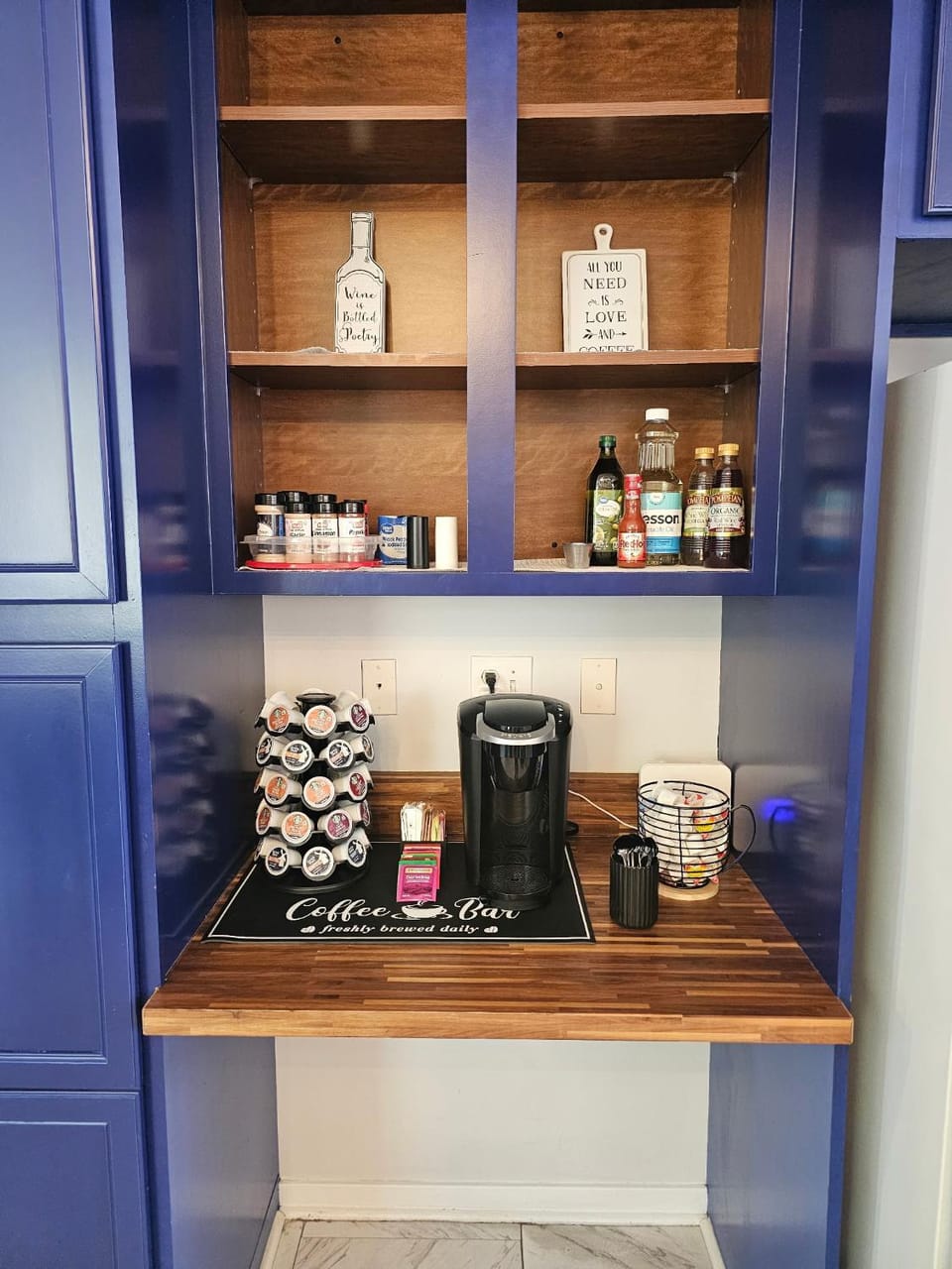 Coffee/tea facilities, Food and drinks, Food