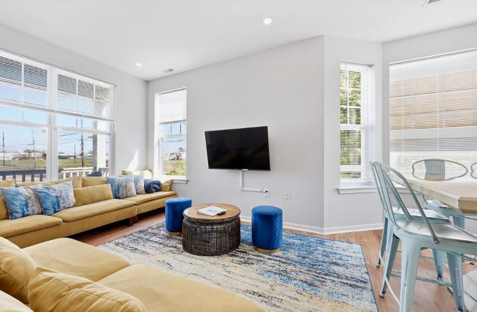Communal lounge/ TV room, TV and multimedia, Living room, Seating area, Dining area, Evening entertainment