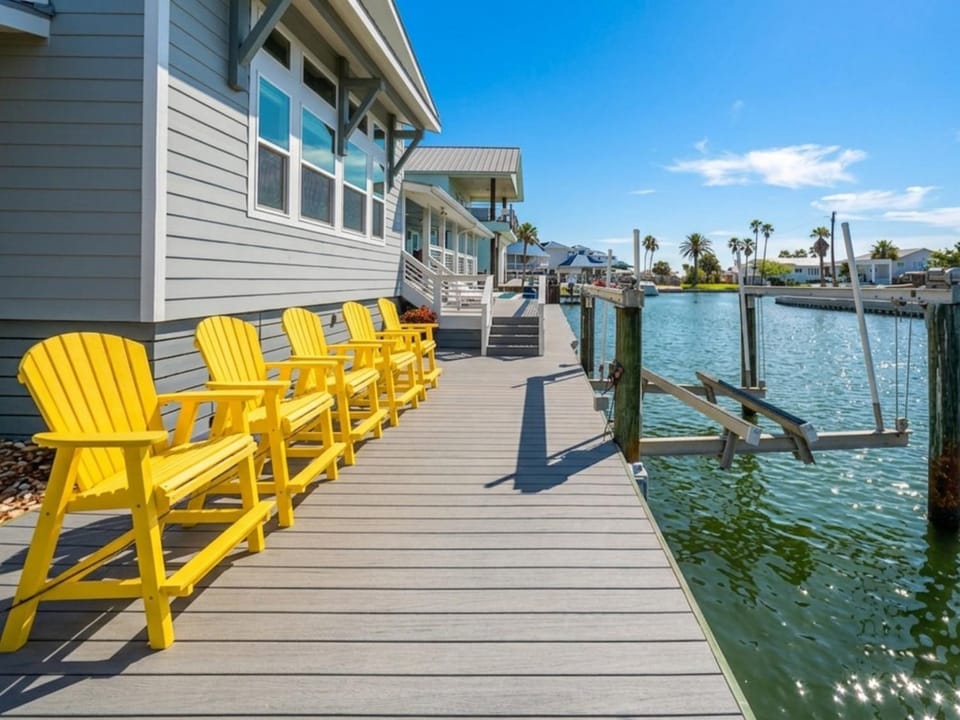 Property building, Balcony/Terrace, Seating area, River view