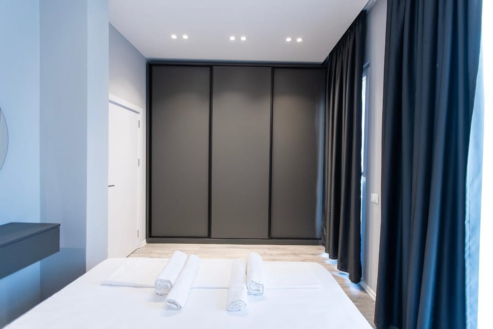Bed, Living room, Photo of the whole room, Seating area, Bedroom, wardrobe