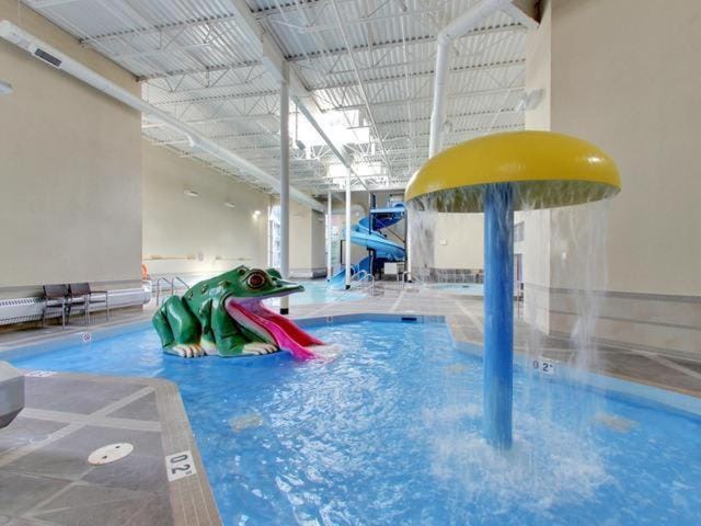Three Sisters Vista - Hot Tub Pool & Waterslide Apartment in Canmore