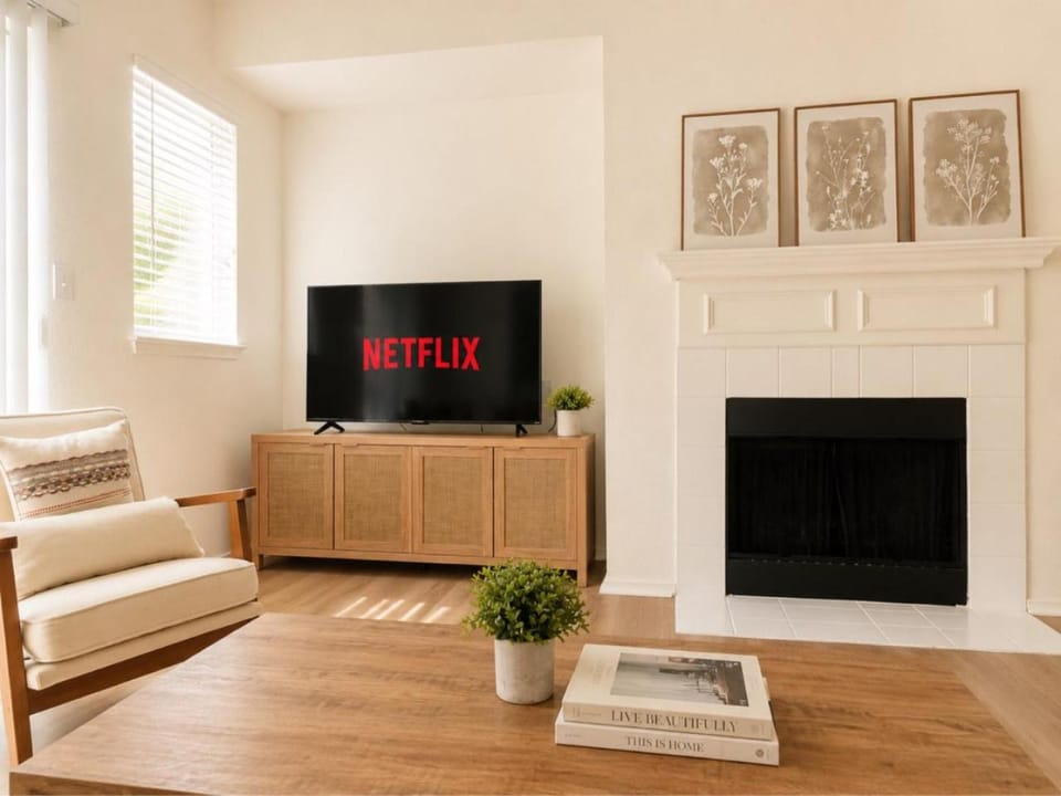 Serene Cozy 2BR WORKERfriendly, Pool I Gym I KINGbed Apartment in Frisco