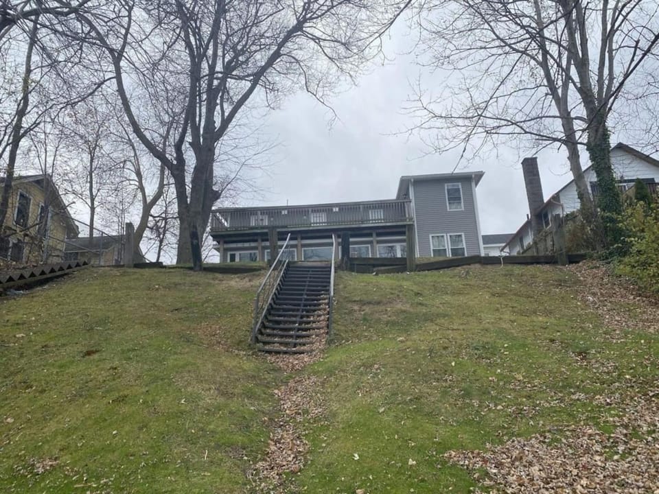 Lake Access Retreat Pet Friendly Fire Pit House in Geneva-on-the-Lake