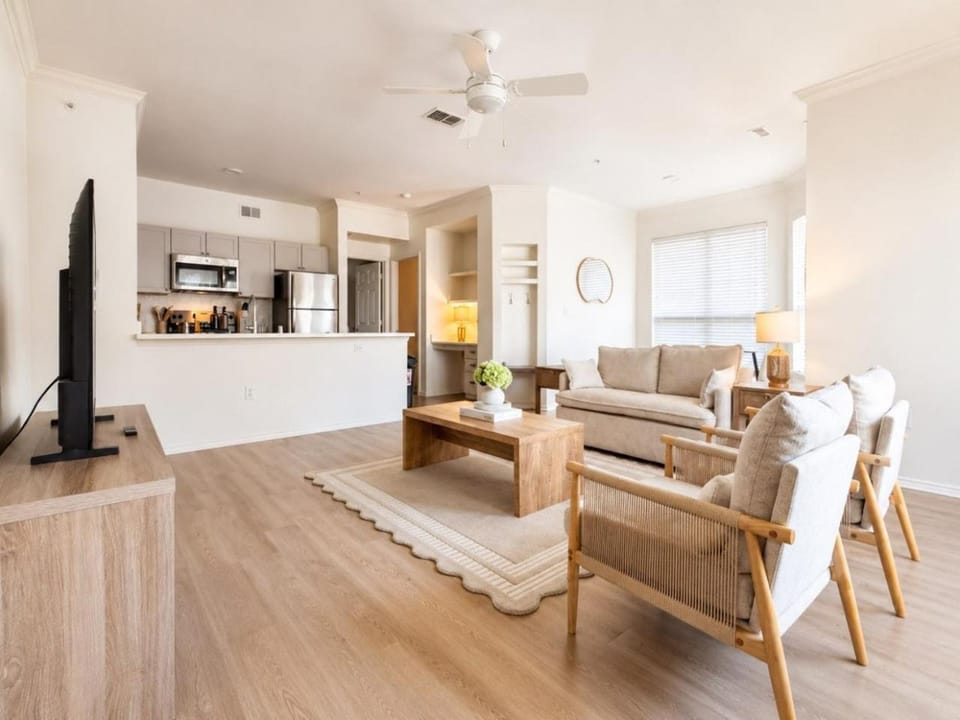 Prestigious 1BR Escape with King, Queen, Pool and Gym Apartment in Frisco