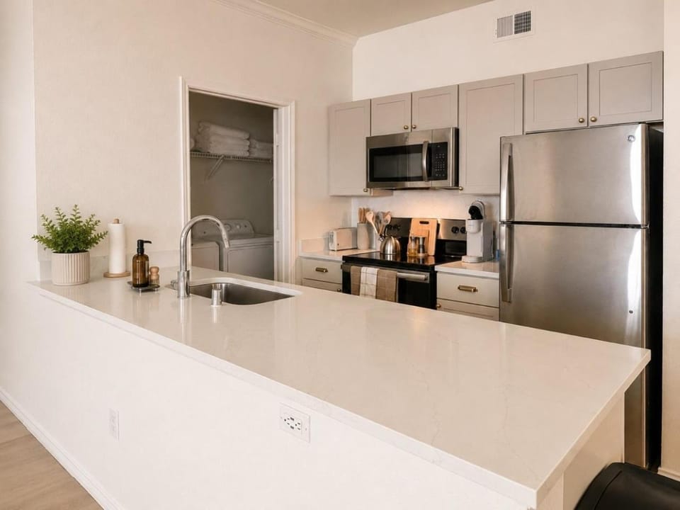 Prestigious 1BR Escape with King, Queen, Pool and Gym Apartment in Frisco