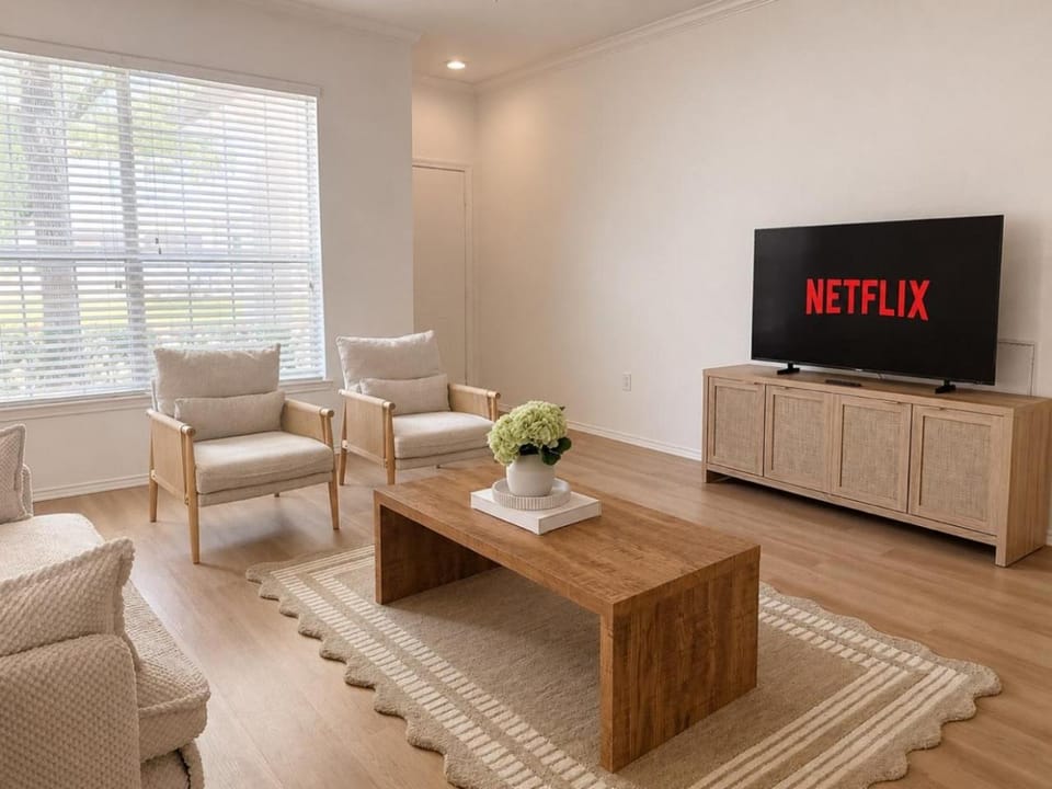 Prestigious 1BR Escape with King, Queen, Pool and Gym Apartment in Frisco