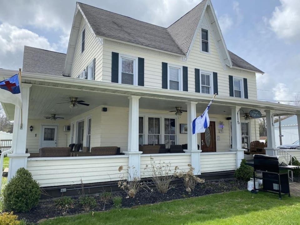 Historic Home Walk to Lake And Strip Fun House in Geneva-on-the-Lake