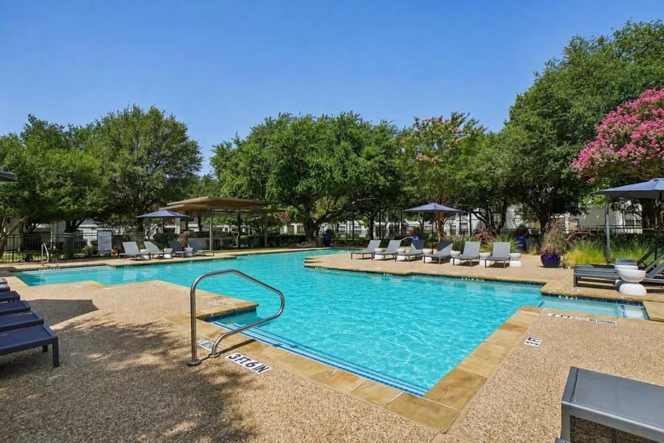 Bright Cozy 2BR WORKERfriendly, Pool, Gym with KINGbed Apartment in Frisco