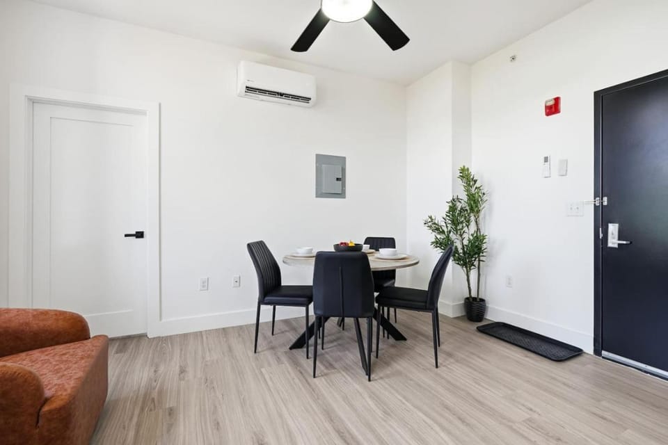 Central Newark Near FIFA Luxe Apt w Gym and Lounge) Apartment in East Orange