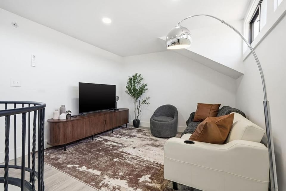 Luxe Apt Central Newark Near FIFA w Gym and Lounge Apartment in East Orange