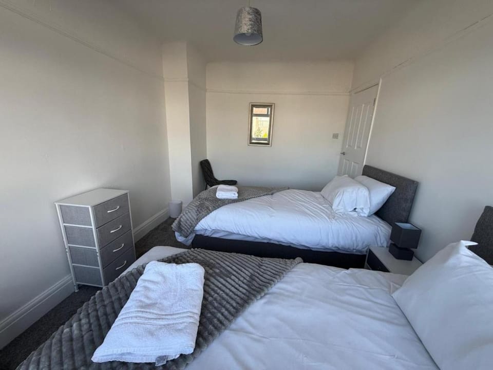 Short Stay & Long Stay home in Ellesmere Port House in Ellesmere Port