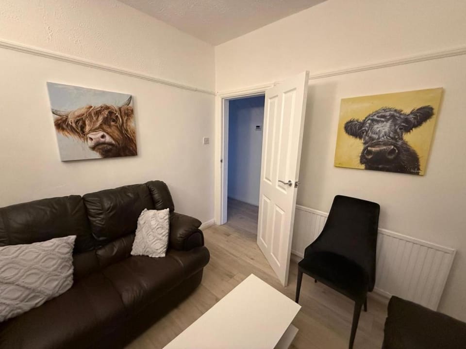 Short Stay & Long Stay home in Ellesmere Port House in Ellesmere Port