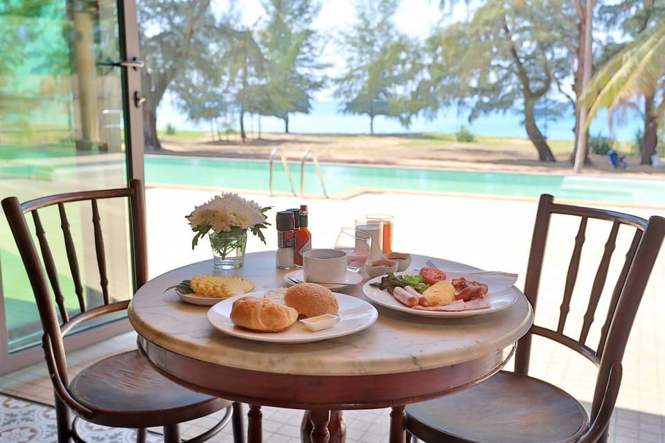 Day, Dining area