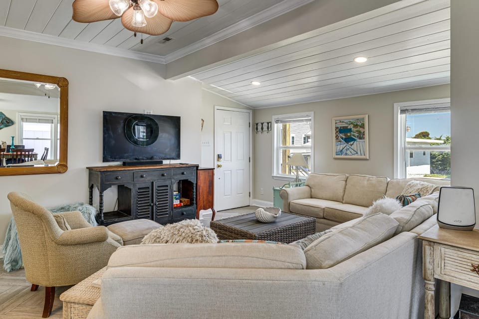 Red, White & Beach! 5BR Atlantic Beach Cottage House in Atlantic Beach