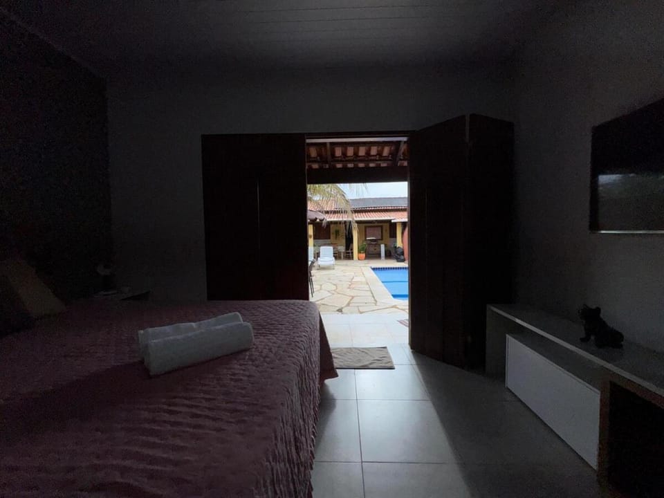Bed, TV and multimedia, Photo of the whole room, Bedroom, Pool view