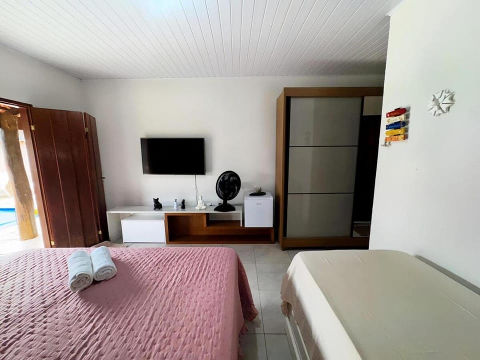 Communal lounge/ TV room, Bed, TV and multimedia, Photo of the whole room, Bedroom, towels, wardrobe, air conditioner