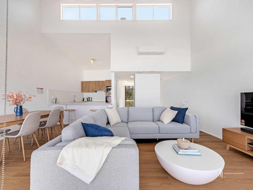 TV and multimedia, Kitchen or kitchenette, Living room, Seating area, Dining area
