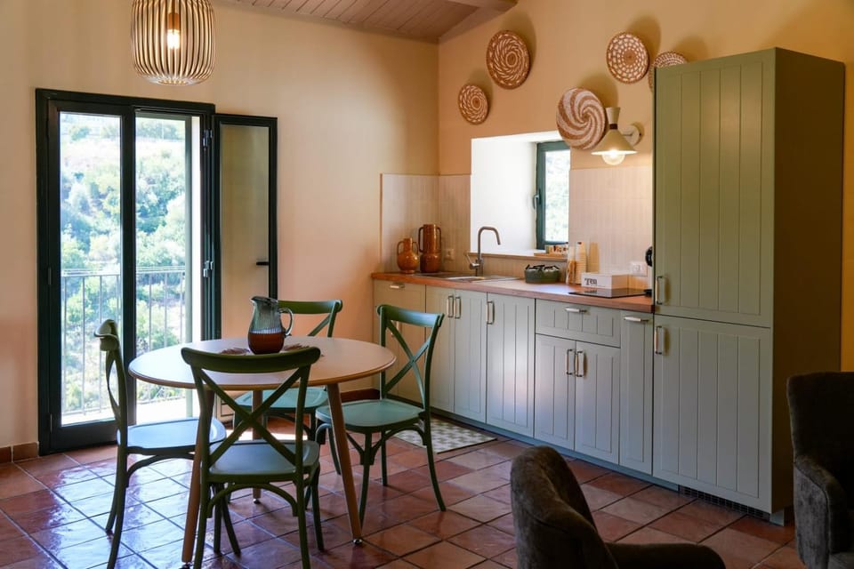 Kitchen or kitchenette, Living room, Seating area, Dining area, minibar, stove