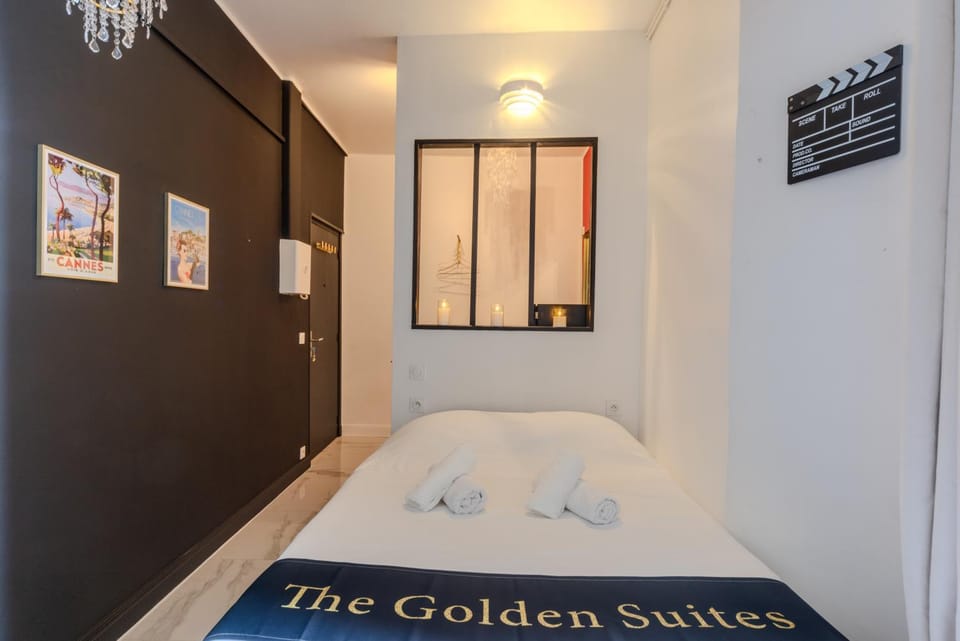 Bed, Photo of the whole room, towels