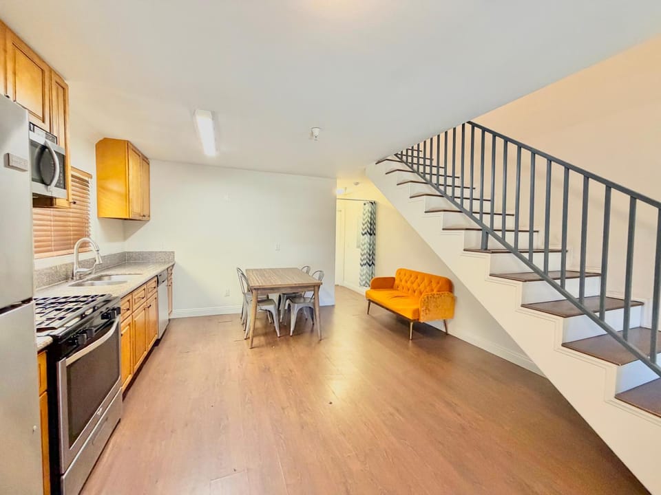 Private Room with Free Parking at 1360 Vacation rental in Los Angeles