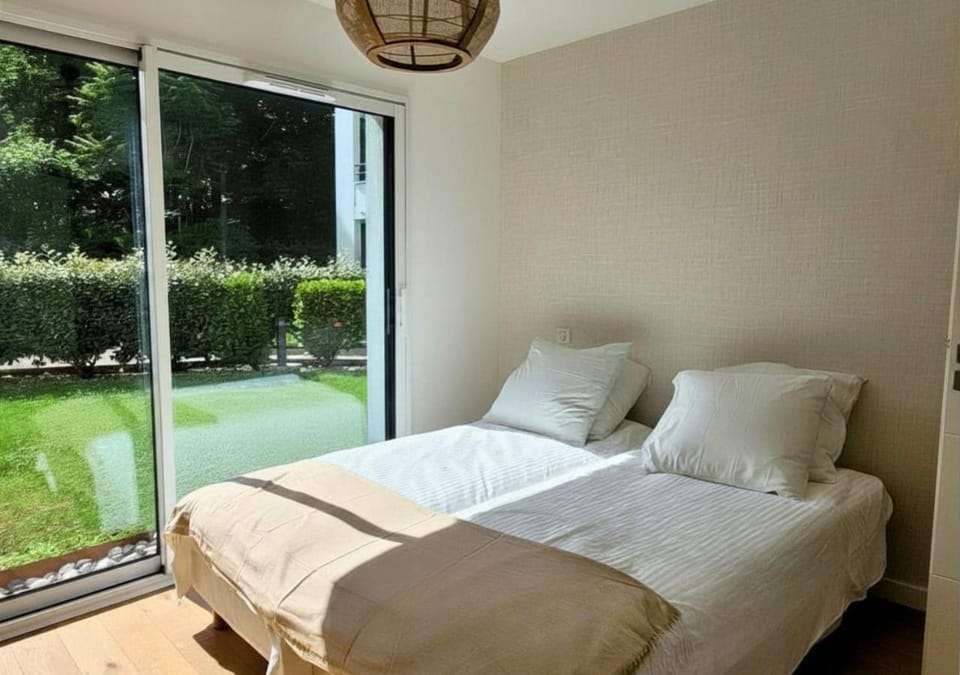 Bed, Photo of the whole room, Bedroom, Garden view