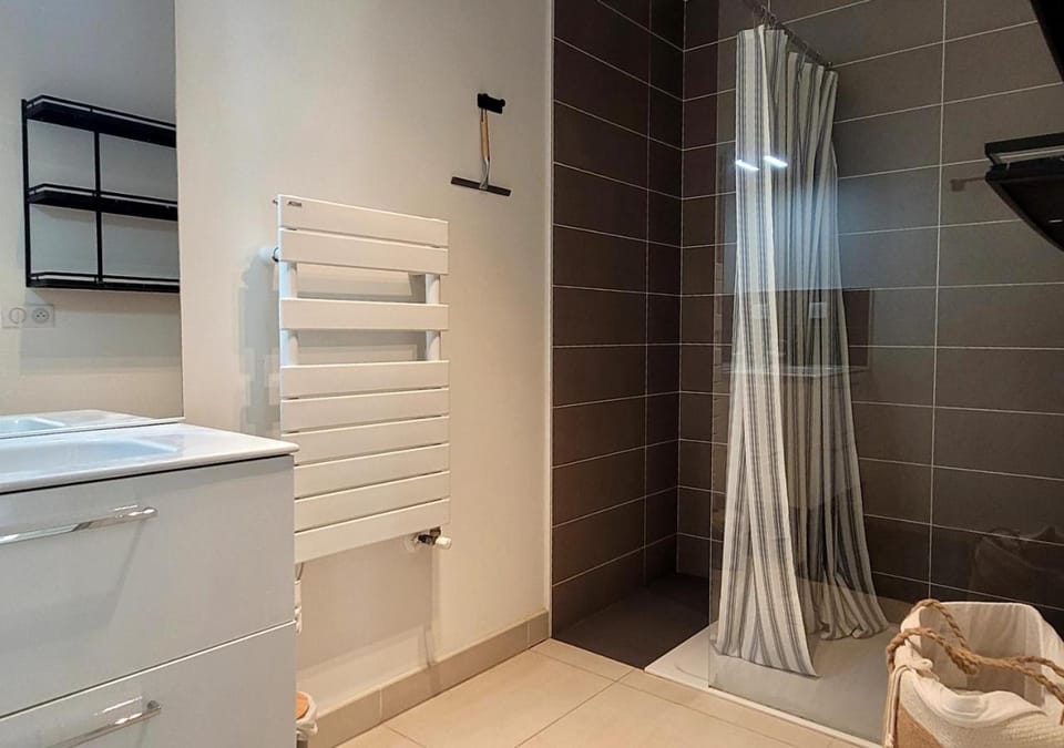 Shower, Bathroom, towels