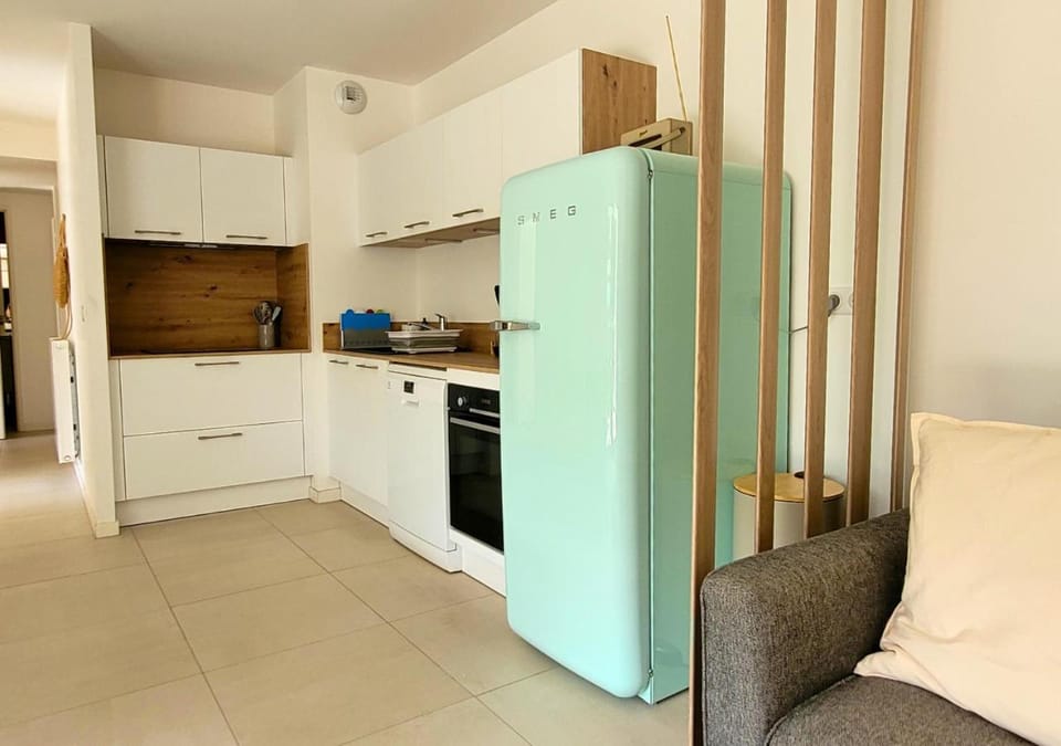 Kitchen or kitchenette, dishwasher, stove