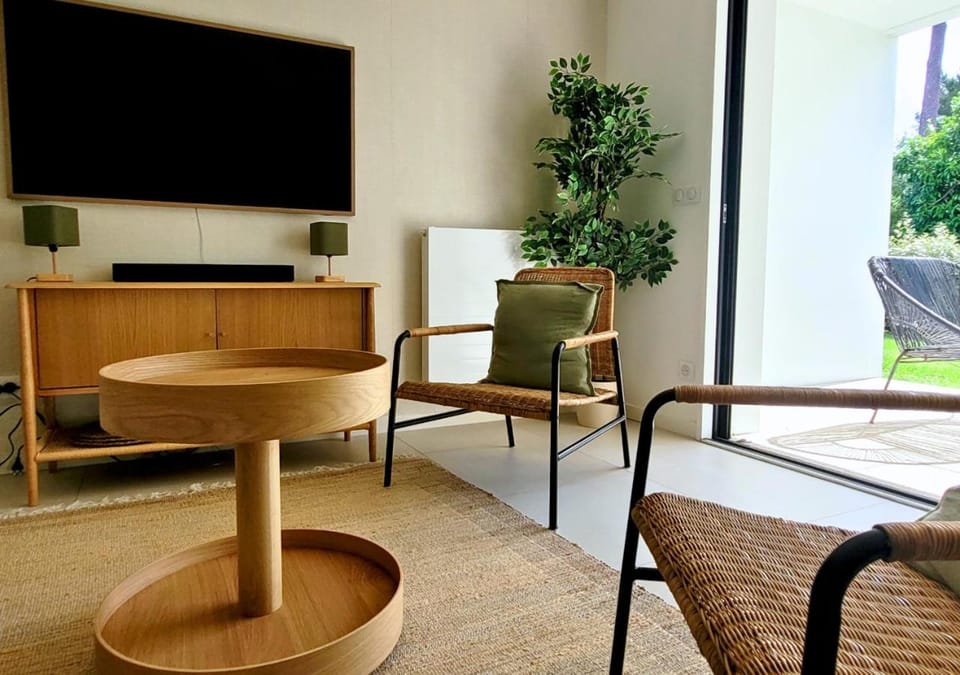 Communal lounge/ TV room, TV and multimedia, Living room