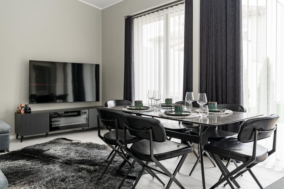 TV and multimedia, Living room, Seating area, Dining area