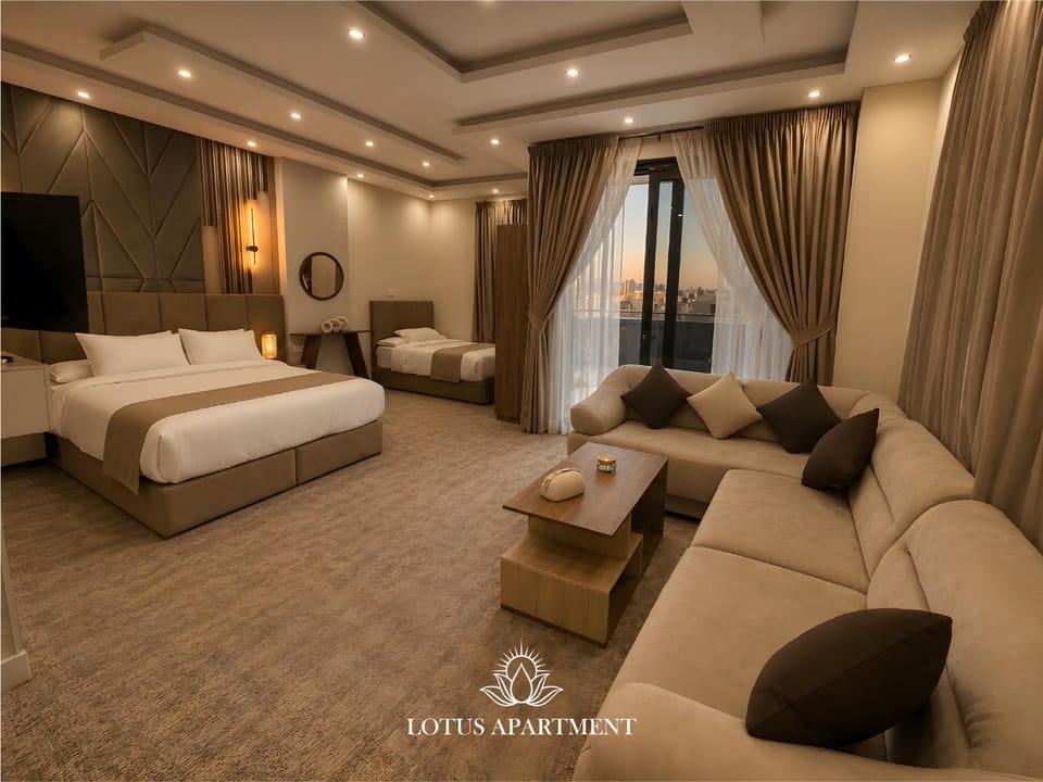 Bed, TV and multimedia, Seating area, Bedroom