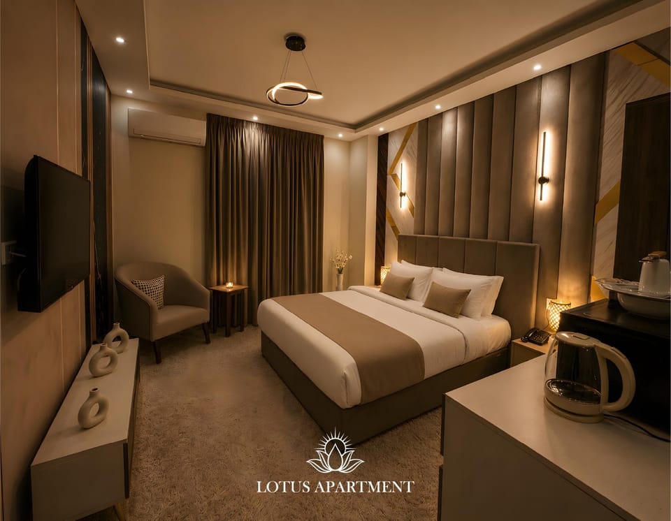 Bed, Seating area, Bedroom