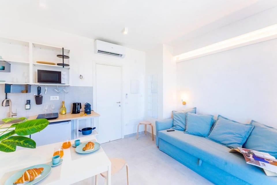 Day, Living room, Seating area, Bedroom