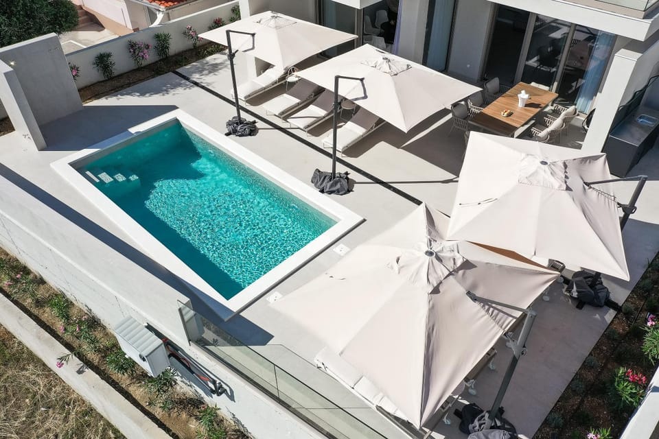 Property building, Swimming pool, sunbed