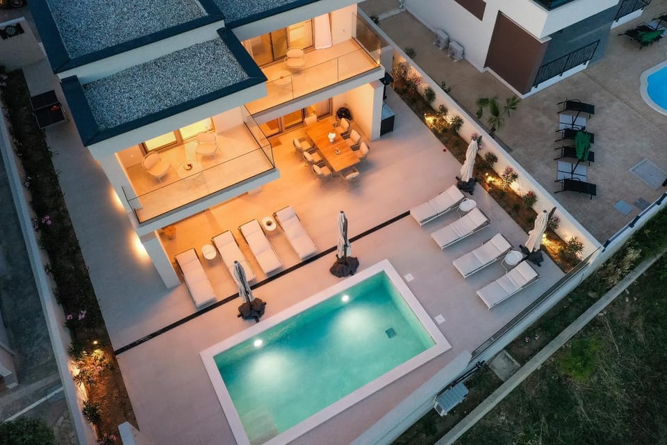 Property building, Swimming pool, sunbed