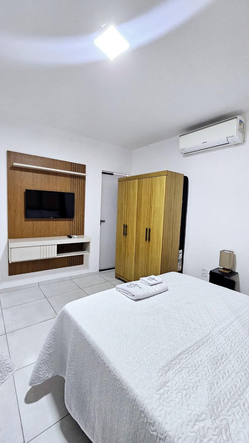 Bed, TV and multimedia, Photo of the whole room, Bedroom, wardrobe, air conditioner