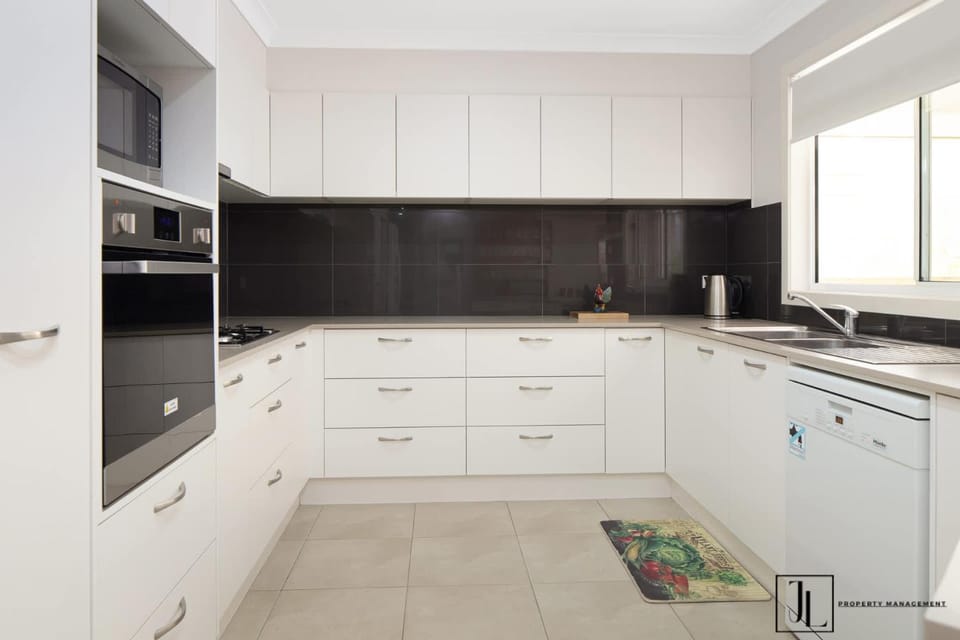 Kitchen or kitchenette, dishwasher, stove