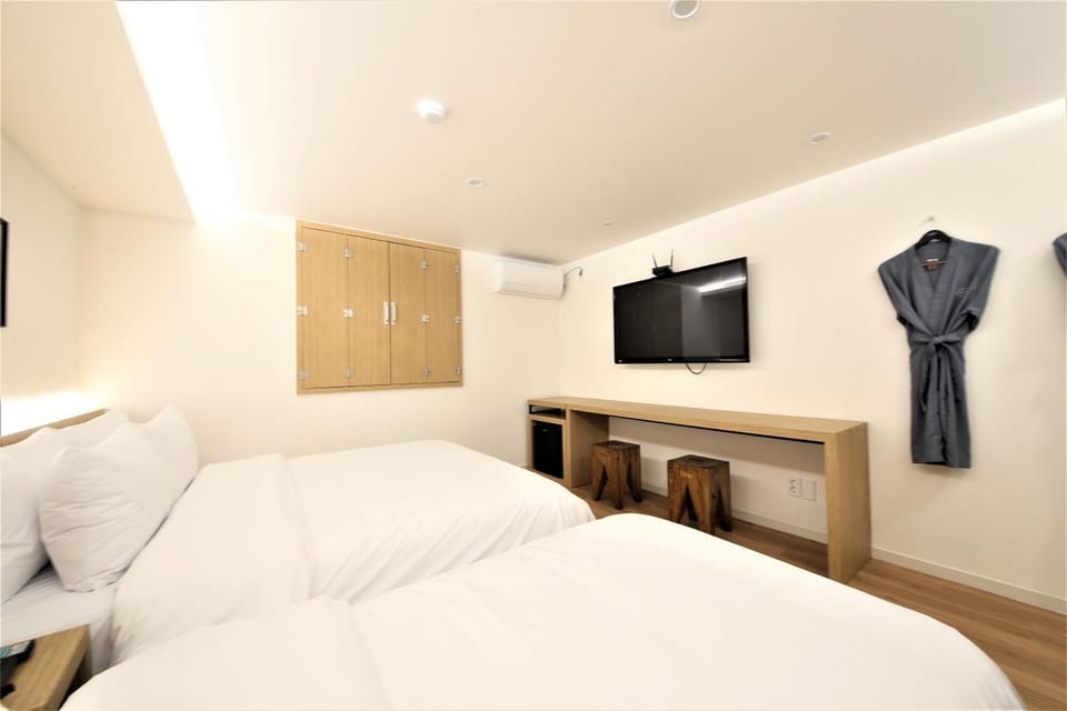 Bed, TV and multimedia, Bedroom
