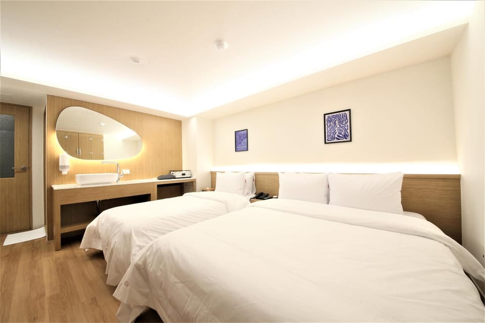 Bed, TV and multimedia, Bedroom
