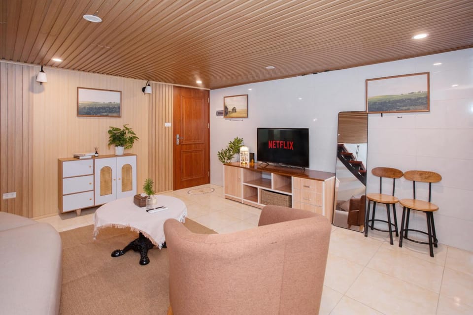 Communal lounge/ TV room, TV and multimedia, Living room, Seating area, Evening entertainment