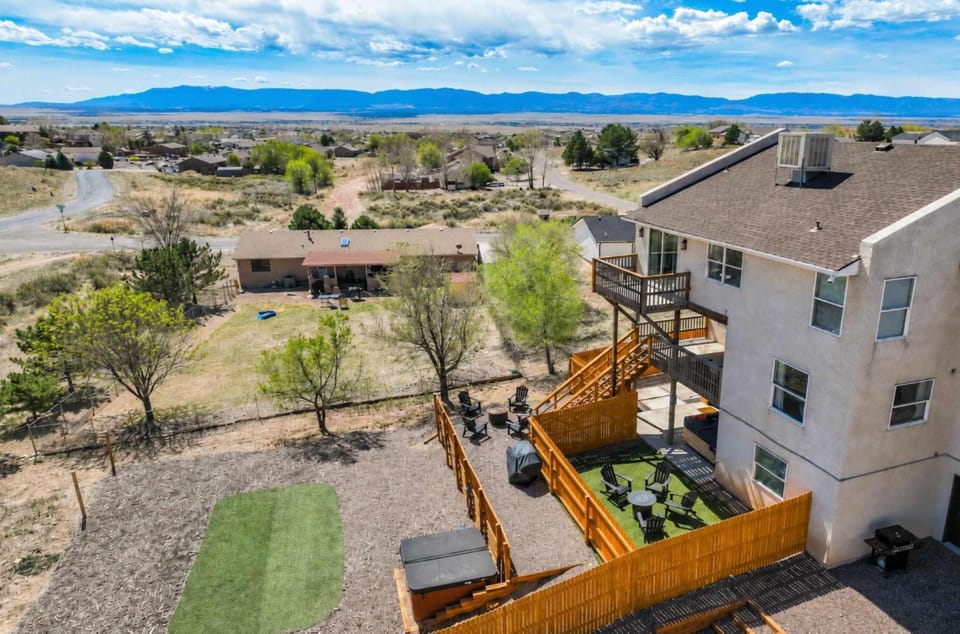 Modern 2BR Home Sleeps 8 Grill Hot Tub & Fire Pit House in Pueblo West