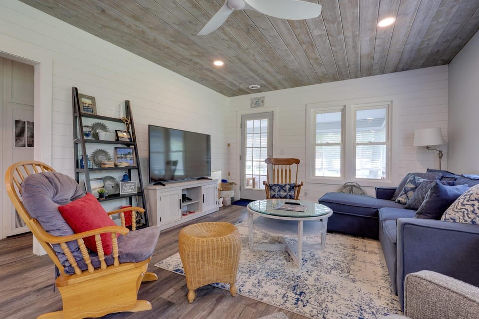 Cute Cottage Getaway; Walk to Lake and Town House in Port Sanilac