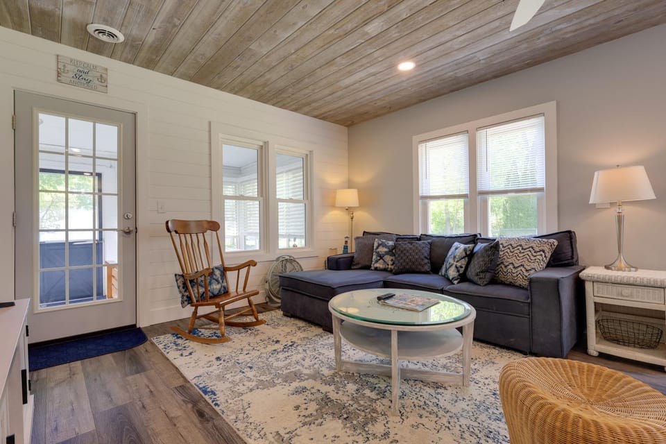 Cute Cottage Getaway; Walk to Lake and Town House in Port Sanilac