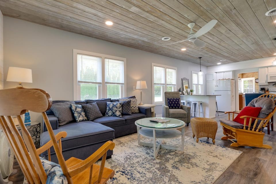 Cute Cottage Getaway; Walk to Lake and Town House in Port Sanilac