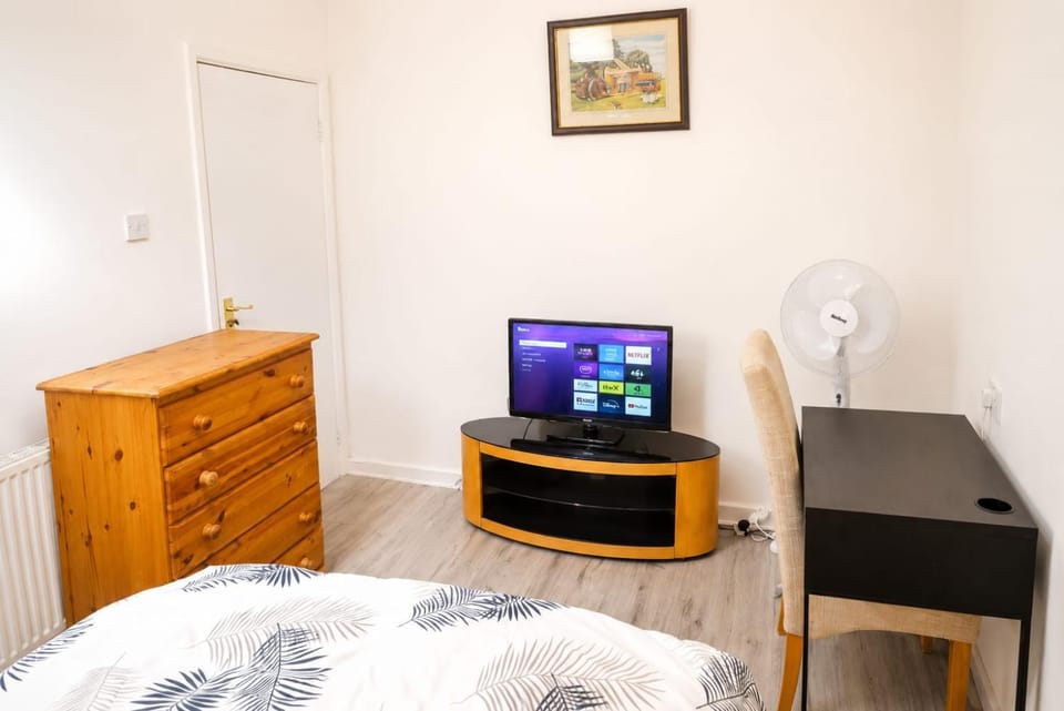 Bright Double Room with Work Desk & Fast Wi-Fi Vacation rental in Wolverhampton
