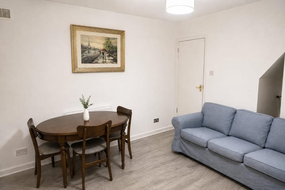 Bright Double Room with Work Desk & Fast Wi-Fi Vacation rental in Wolverhampton