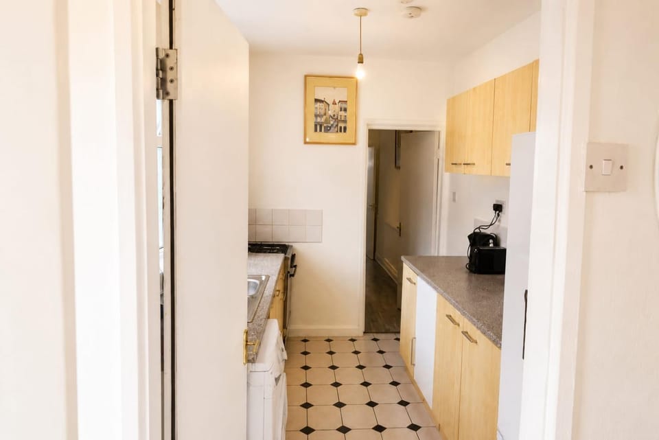 Bright Double Room with Work Desk & Fast Wi-Fi Vacation rental in Wolverhampton