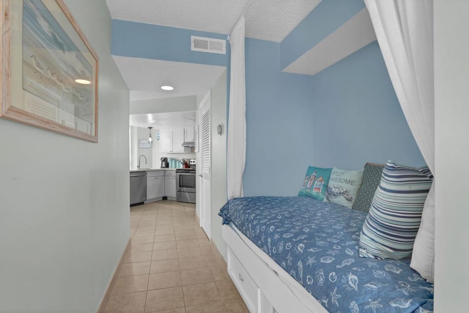 1 Bedroom Overlooking Atlantic Ocean and Swimming Pool House in North Topsail Beach
