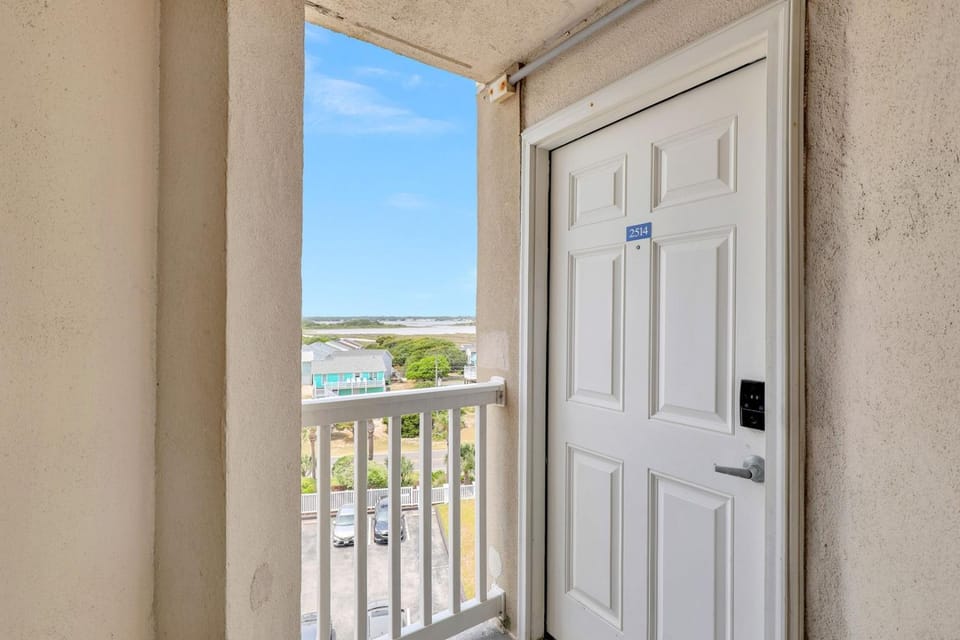 1 Bedroom Overlooking Atlantic Ocean and Swimming Pool House in North Topsail Beach