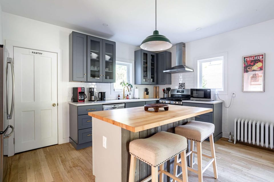 River Cottage - Riverfront Home in Walkable Community House in Great Barrington