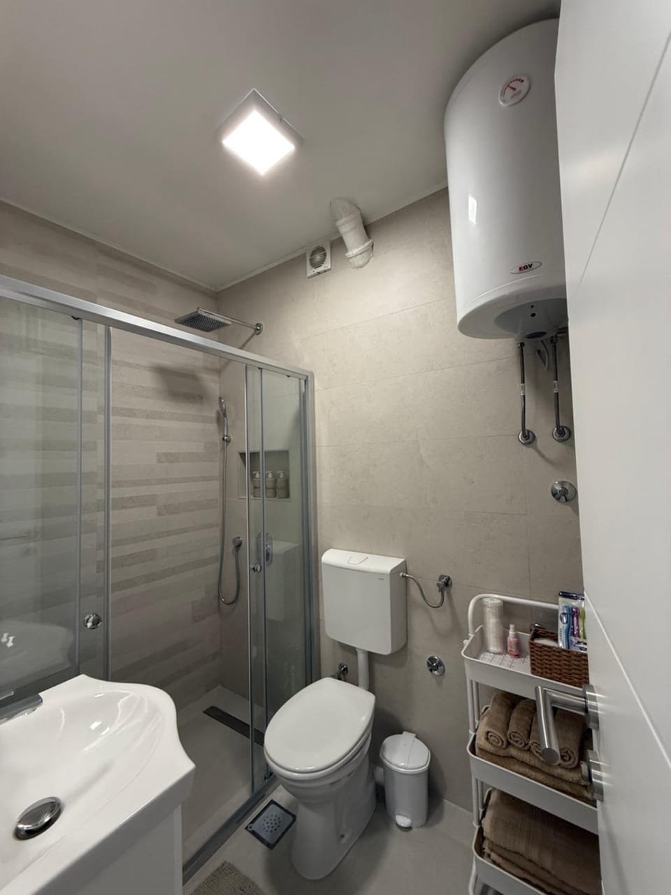 Shower, Toilet, Bathroom, towels
